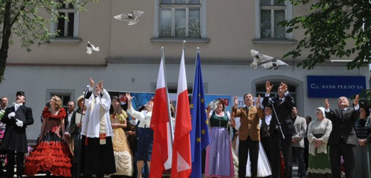 Gołębie poszybowały w górę. W miejscu, gdzie stoją flagi, w przyszłości stanąć ma gladiator 