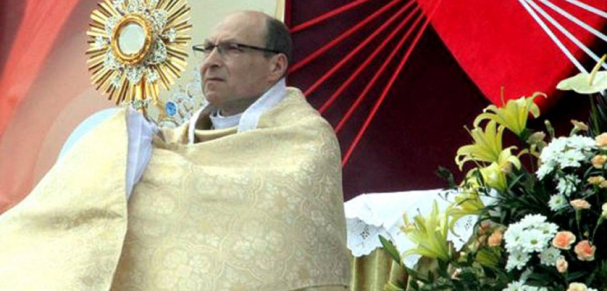 Nowy proboszcz ks. Grzegorz Pieróg błogosławi wiernych Najświętszym Sakramentem przy ołtarzu na placu Tysiąclecia w Chrzanowie