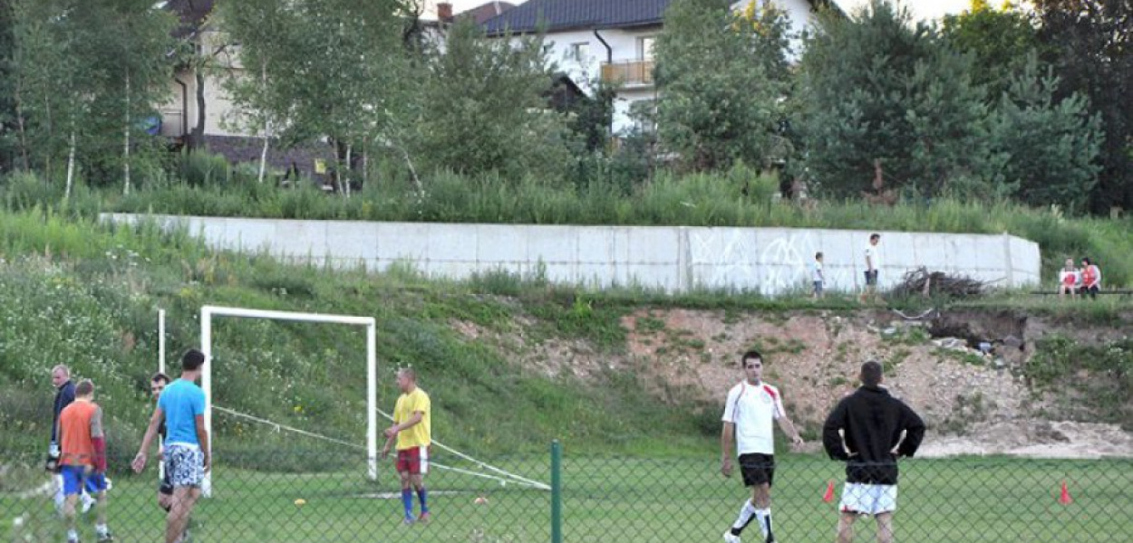 Mur przy boisku sportowym w Myślachowicach prawdopodobnie zostanie wyburzony 