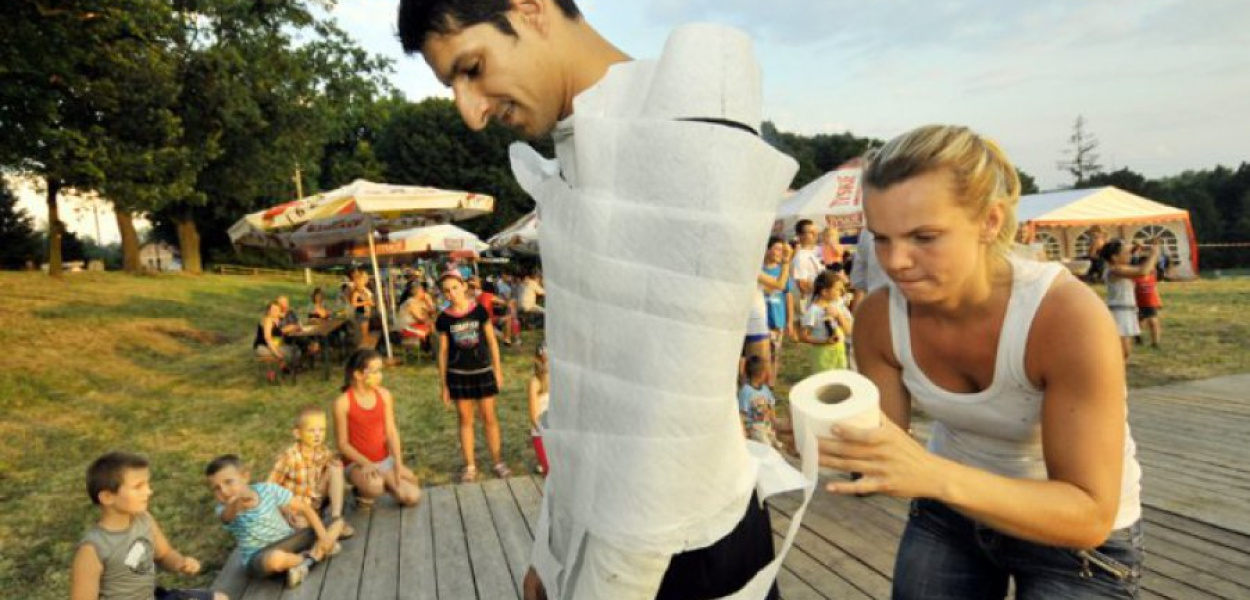 Piknik w Porębie Żegoty. Ewa Maciejewska owija papierem toaletowym swojego męża Pawła