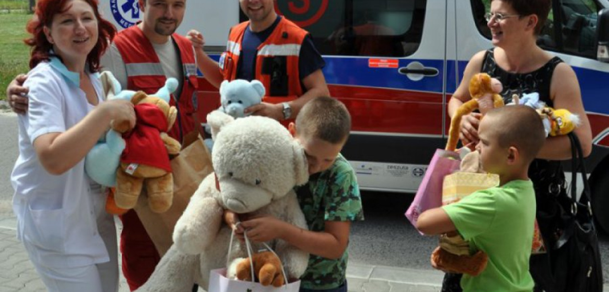W środę organizatorzy zbiórki przekazali maskotki pracownikom chrzanowskiego szpitala 
