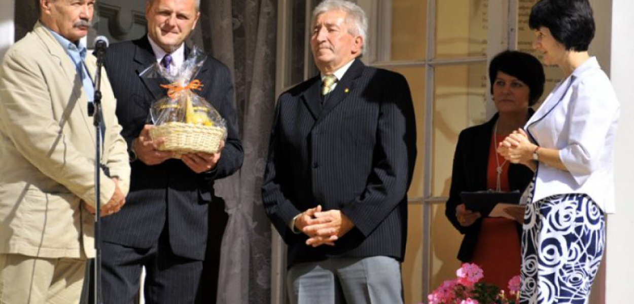 Pszczelarze: Jerzy Oczkowski, Jacek Chrząścik i Stanisław Gągolski, wręczają prezent Kazimierze Żmudzińskiej, dyrektorce Domu Pomocy Społecznej w Płazie