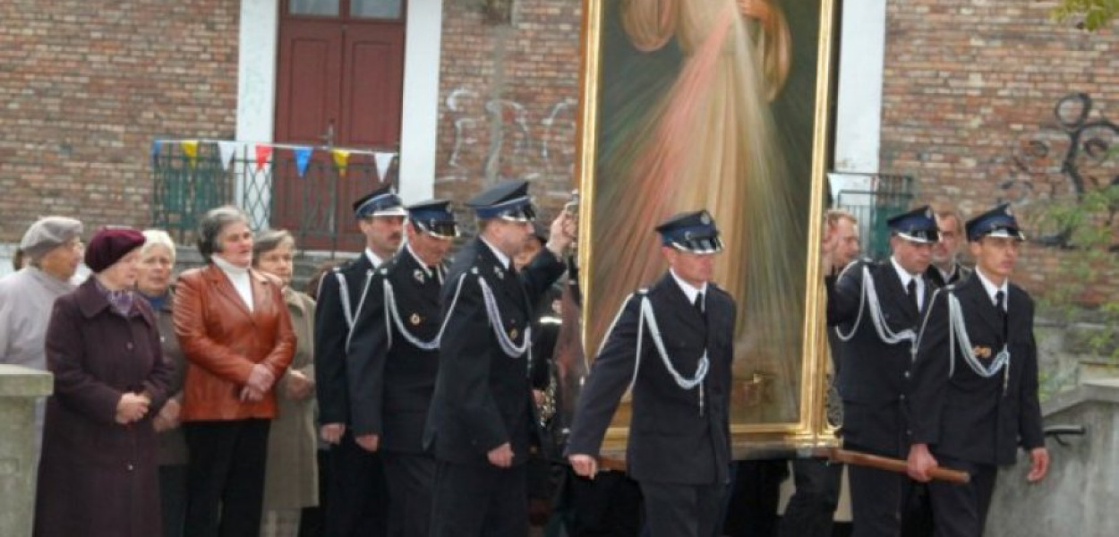 Wierni wnoszą procesyjnie pobłogosławiony przez papieża obraz do kościoła w Babicach 