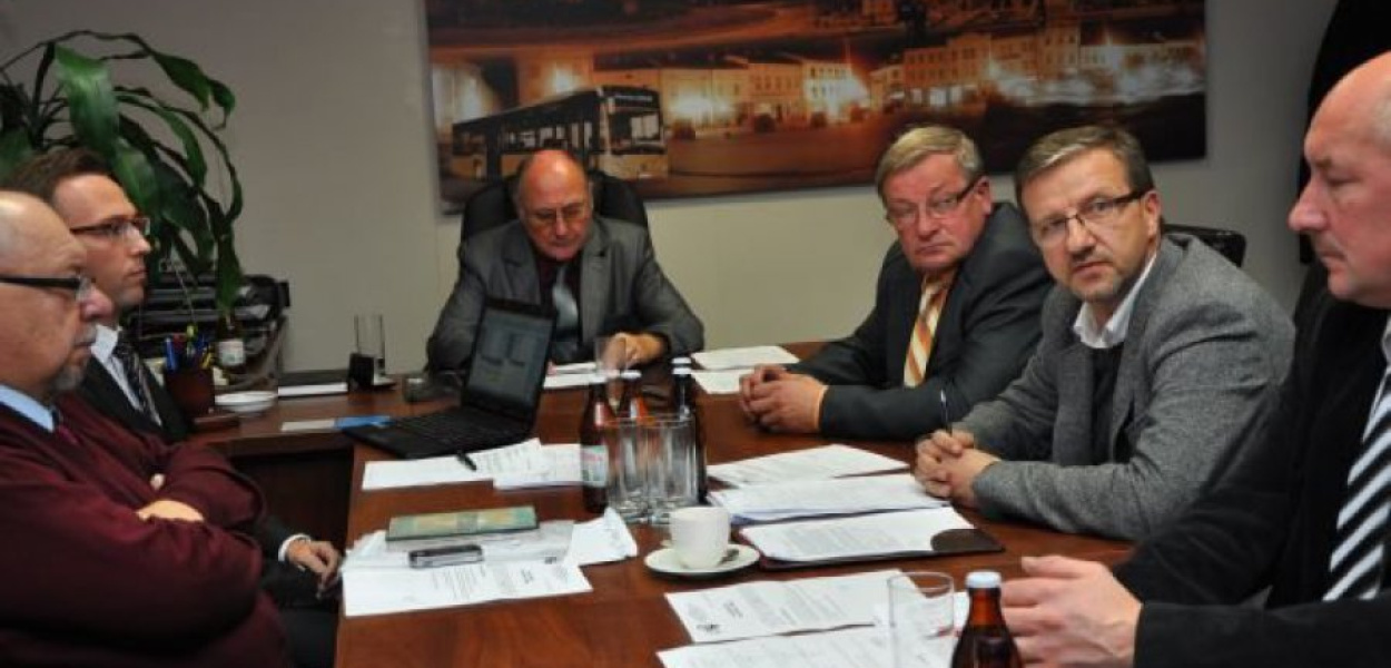 Tylko radny Andrzej Filipczak (drugi z prawej) ostro oponował przeciwko decyzji zarządu o końcu współpracy z Jaworznem