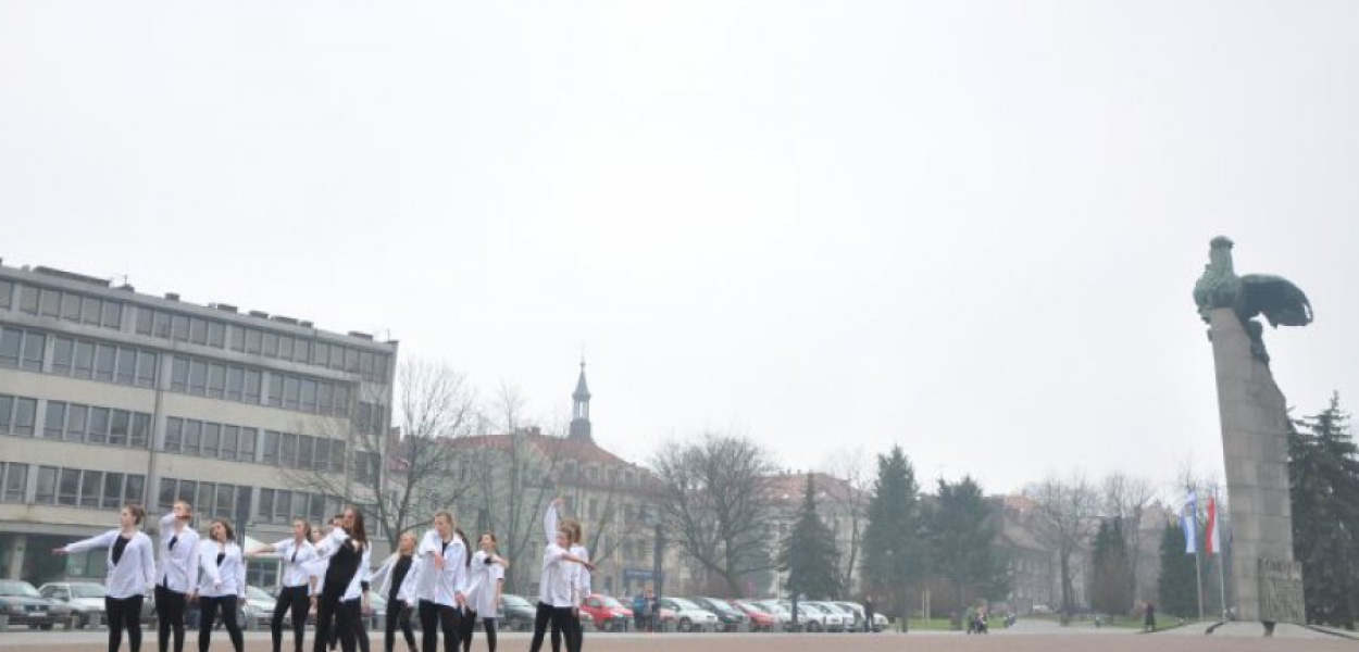 Chrzanowski Flash Mob na placu Tysiąclecia