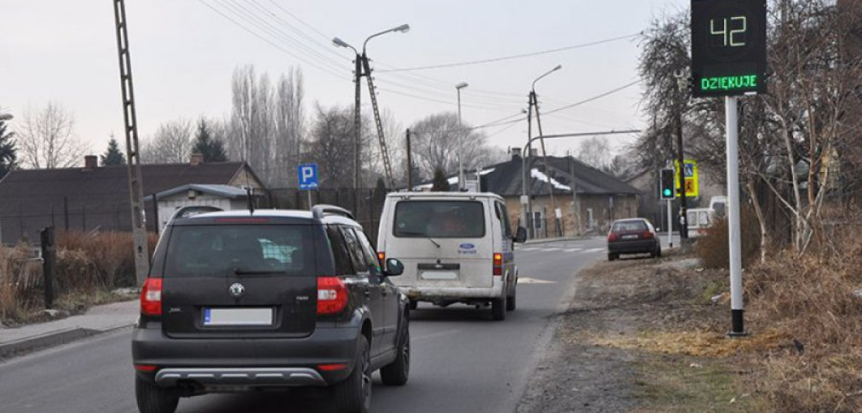Gdy kierowcy przekraczają prędkość, na sygnalizatorze pokazuje się światło czerwone. Tzw. system elektronicznej poprawy bezpieczeństwa obejmuje kilkudziesięciometrowy odcinek ul. 1 Maja od szkoły do skrzyżowania z ul. Kruczkowskiego 