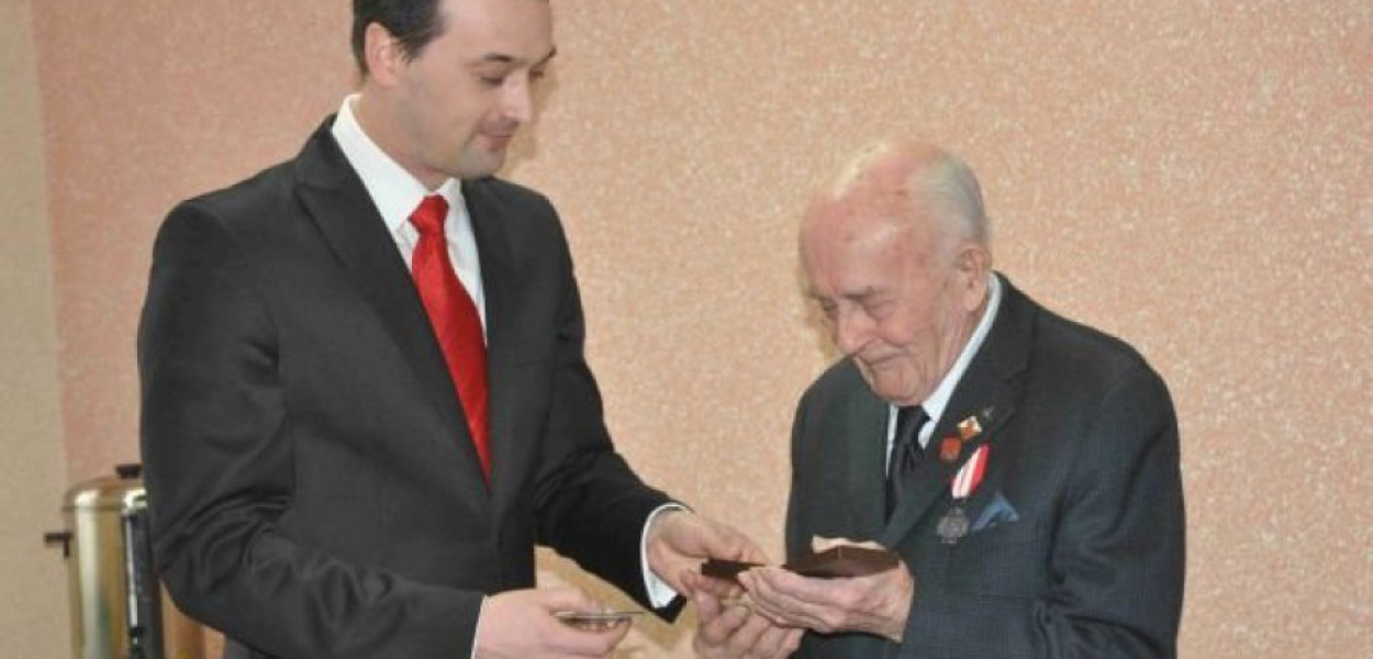 Tadeusz Bębenek (z prawej) odbiera odznakę honorową &#8222;Zasłużony dla Kultury Polskiej&#8221;