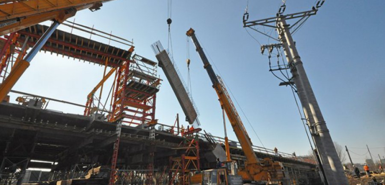  Jeden segment łuku estakady składa się z dwóch widocznych na zdjęciu elementów. Pomiędzy nie robotnicy wlewają beton. 