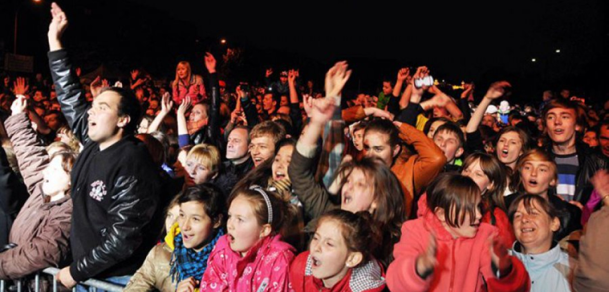 Fani zespołu Enej podczas niedzielnego koncertu w Libiążu