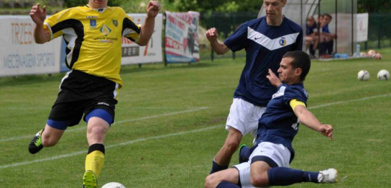 Krystian Filipek (MKS, z lewej) atakowany przez graczy Unii Tarnów. Fot. Michał Koryczan