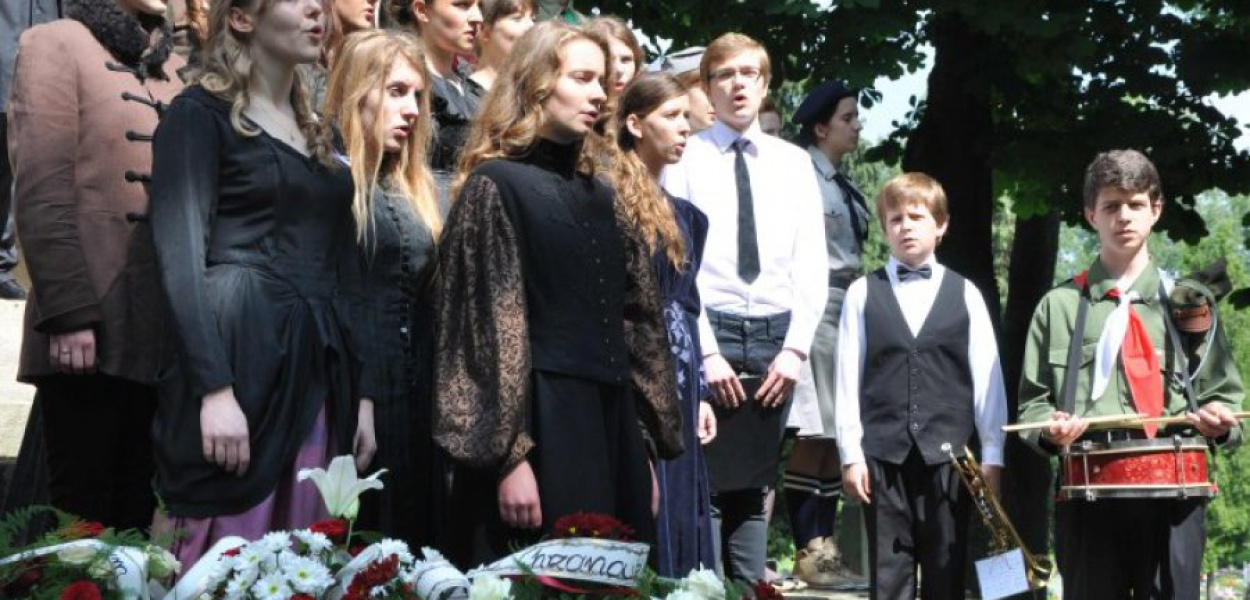 Przy kaplicy Loewenfeldów licealiści odśpiewali hymn