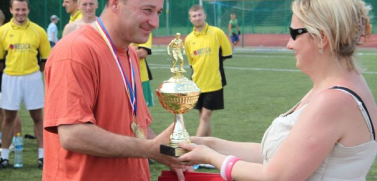 W ubiegłym roku podczas turnieju Manhattan Cup zespół Manhattanu świętował 25-lecie. Małgorzata Papiernik wręczyła przy tej okazji puchar Piotrowi Świerczkowi fot. Marek Oratowski