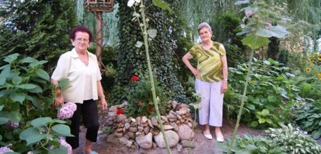 Stanisława Oleś (z lewej) z Heleną Węgrzyn w ogródku pod blokiem 
