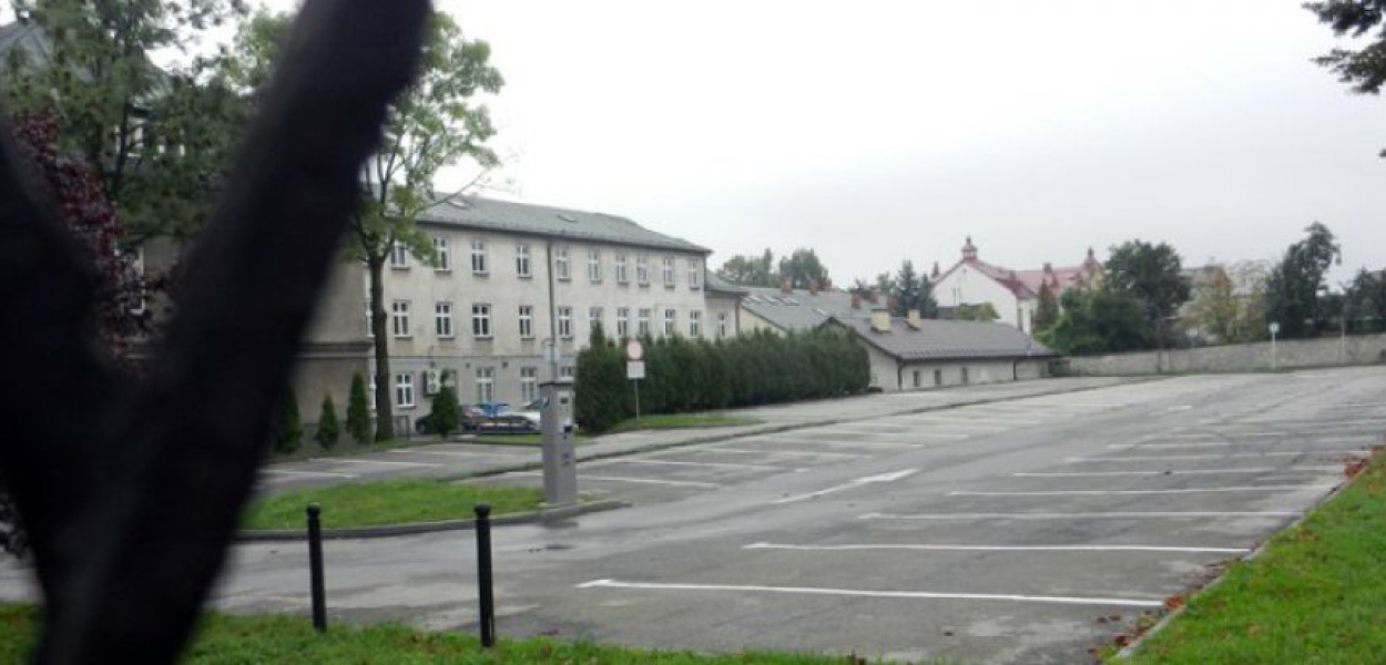 Parking przy urzędzie miejskim w godzinach pracy magistratu najczęściej wygląda tak. Samochody uprzywilejowanych urzędników wypełniają plac przy bocznym wejściu (poniżej z lewej)