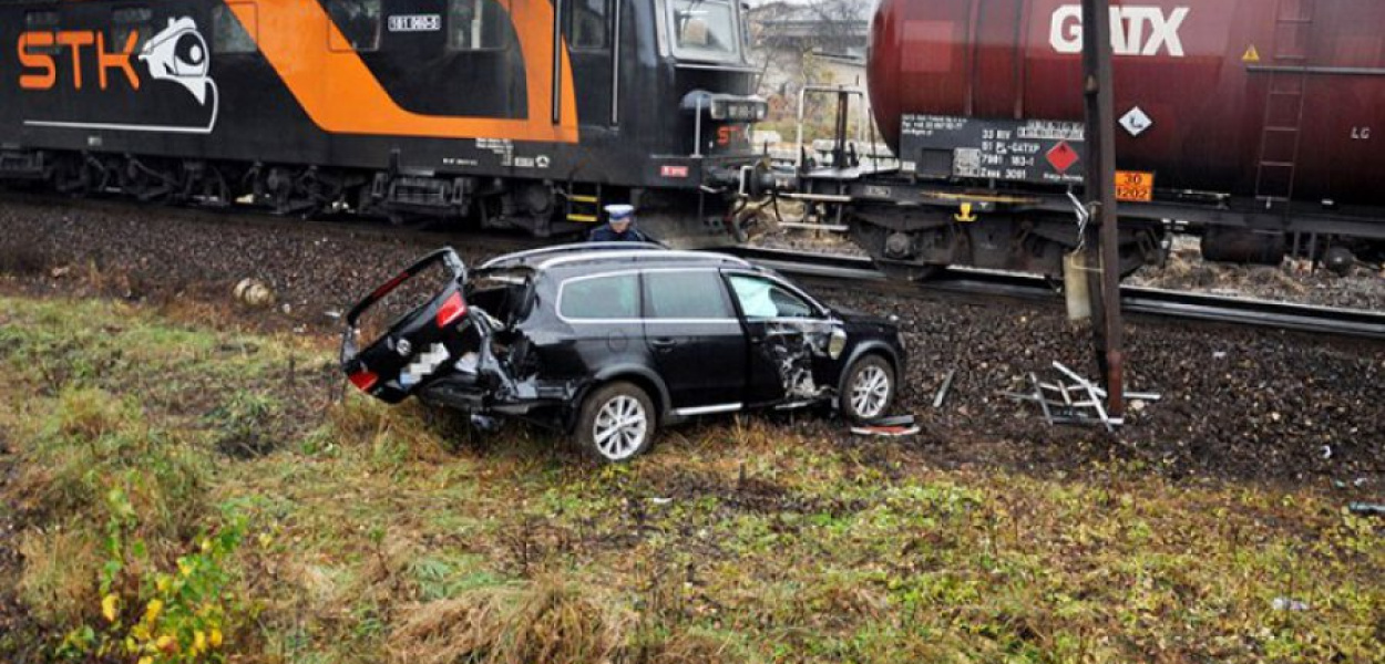 Jadący volkswagenem kierowca przeżył zderzenie z pociągiem 
