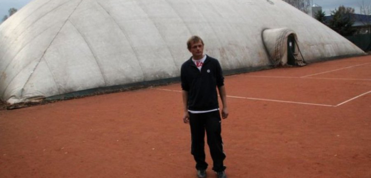 Szymon Dobija przed halą na fablokowskich kortach  