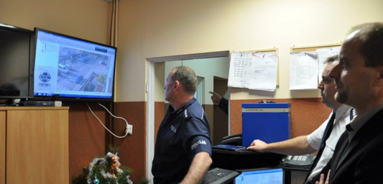 Obraz z kamer miejskiego monitoringu można oglądać w libiąskim komisariacie. Na zdjęciu Robert Matyasik - rzecznik chrzanowskiej policji, Ryszard Madura &#8211; dyżurny komisariatu w Libiążu, Krzysztof Czak &#8211; komendant komisariatu. 