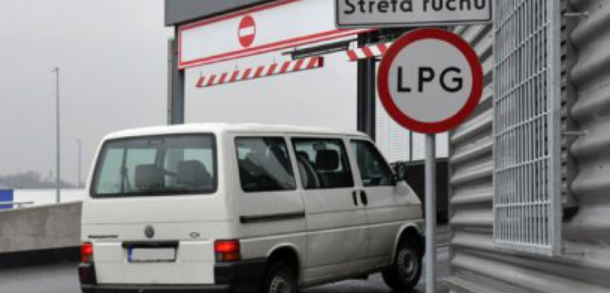 Kierowcy aut z instalacją LPG są zaskoczeni znakiem zakazu przy wjeździe na górny parking chrzanowskiego Kauflandu