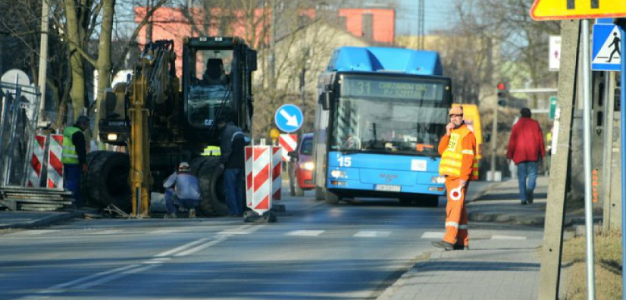 Ruch wahadłowy na ul. Borowcowej w Chrzanowie, w pobliżu skrzyżowania z ul. Podwale