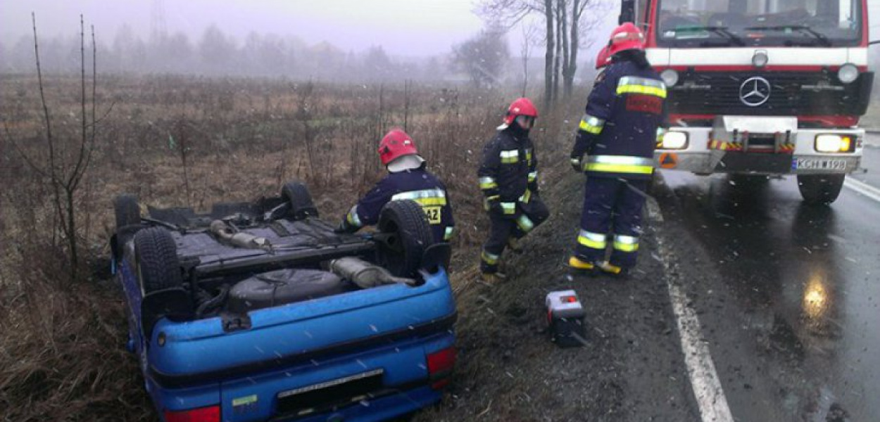 Siła uderzenia była tak duża, że skoda dachowała i zatrzymała się w przydrożnym rowie. FOT. KP PSP W CHRZANOWIE 