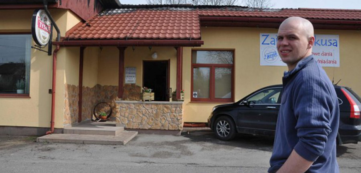 Sławomir Ostachowski przy zajeździe, gdzie w środę wieczorem zapalił sie dach 