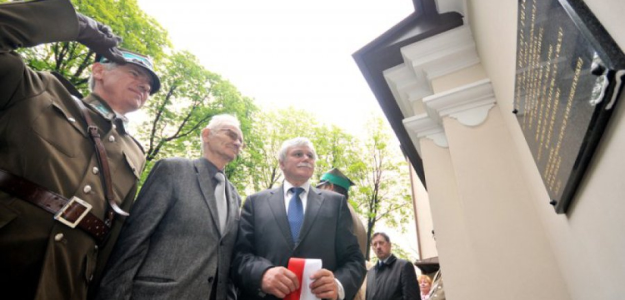 Przed tablicą ku czci Witolda Pileckiego stoją: Ryszard Sobieraj, Andrzej Pilecki i Jan Rychlik, burmistrz Alwerni