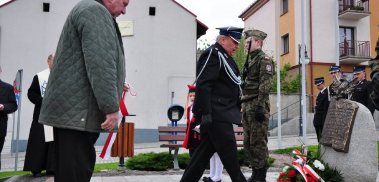  Pomnik uroczyście odsłonili burmistrz Stanisław Szczurek i były radny Franciszek Wołoch