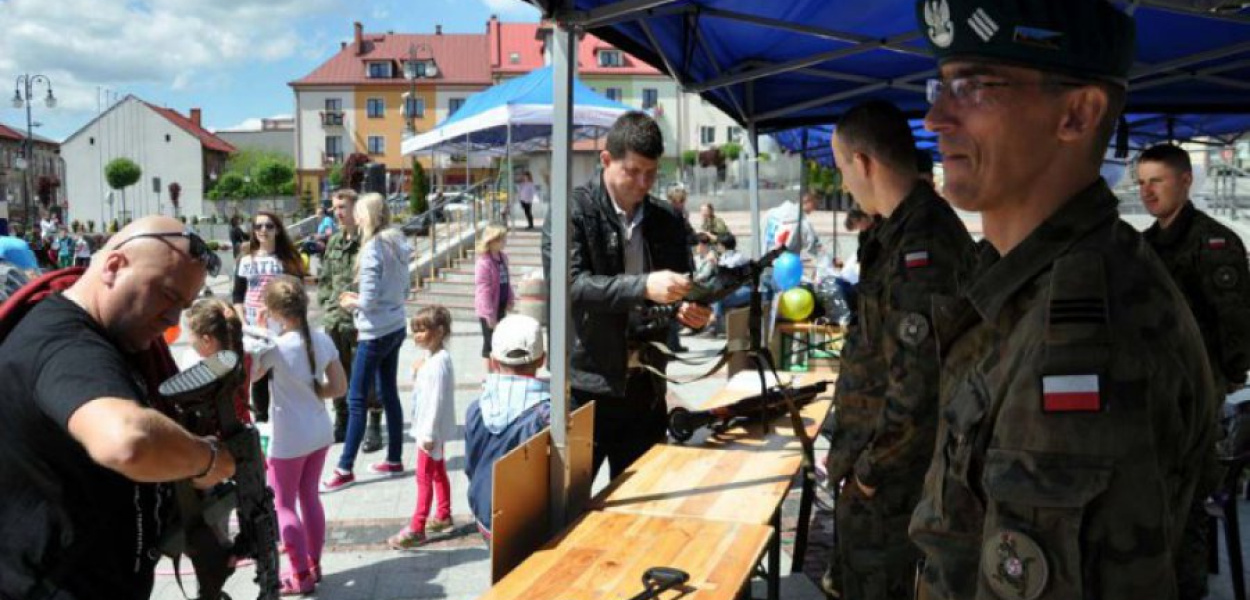 Wojskowi prezentują broń