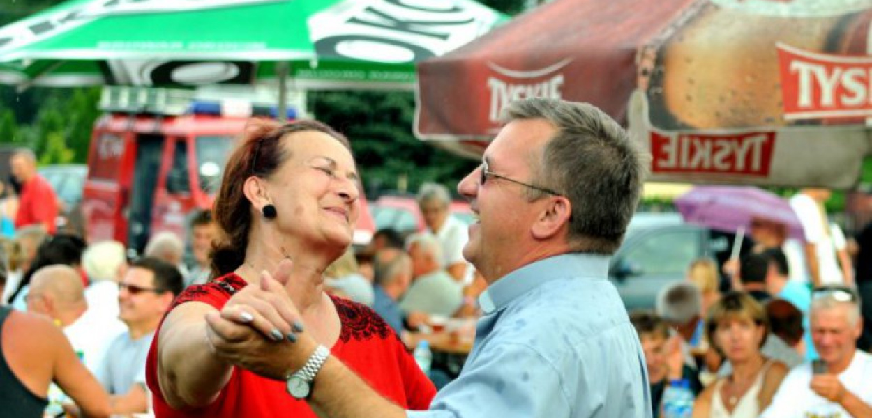 Ks. rektor Marek Pawlik tańczy z Amelią Buszek, sołtyską Jankowic