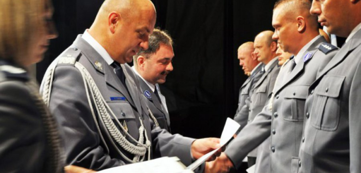 Małopolski komendant policji Mariusz Dąbek osobiście gratulował awansowanym policjantom