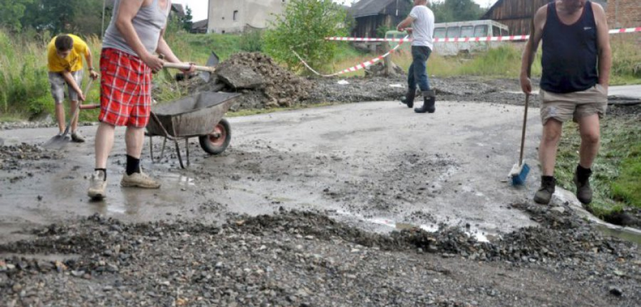 Przy drodze na wzgórze w Filipowicach. Fot. Ewa Solak
