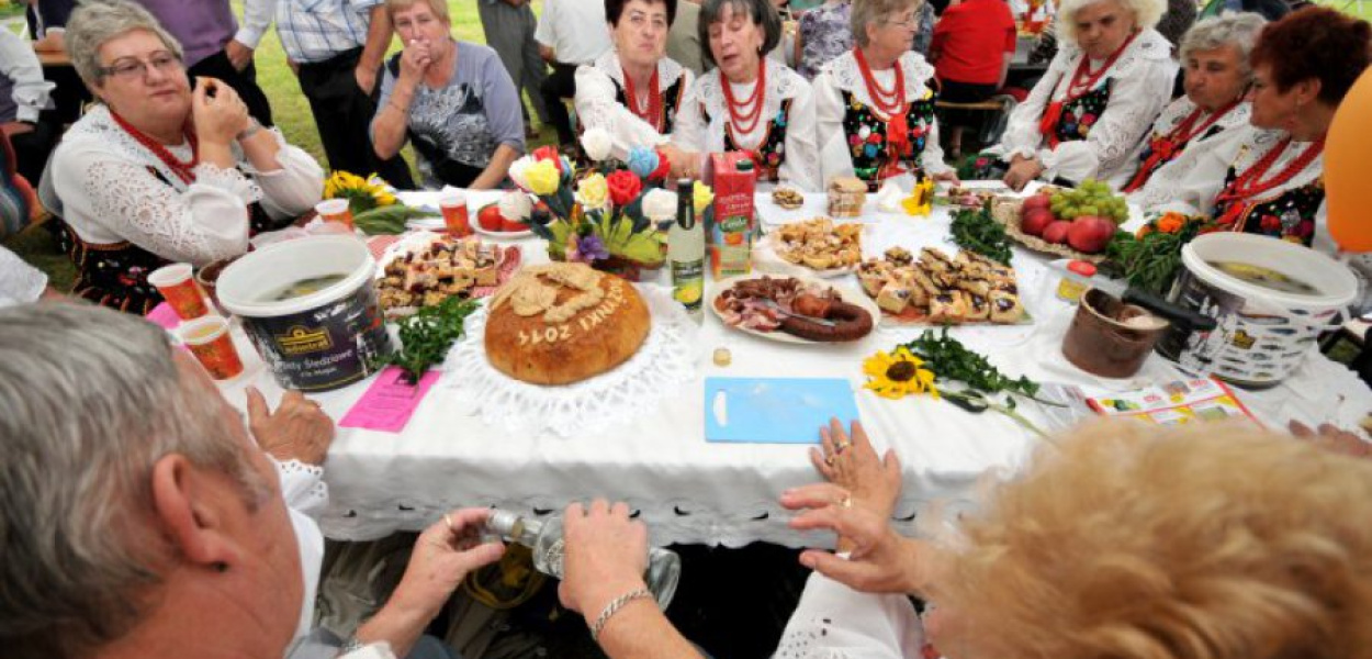 Powiatowy Piknik Seniora w Karniowicach. Połówkę proszę...