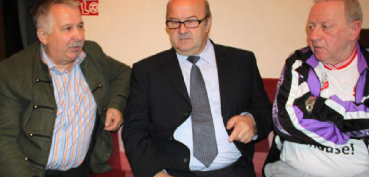 Szef sekcji emeryckiej Śląsko Dąbrowskiej &#8220;Solidarności&#8221; Bronisław Skoczek (w środku) w rozmowie z działaczami &#8220;S&#8221; Janem Zychem i Aleksandrem Fijołkiem, reprezentującymi byłych pracowników KWK Janina 