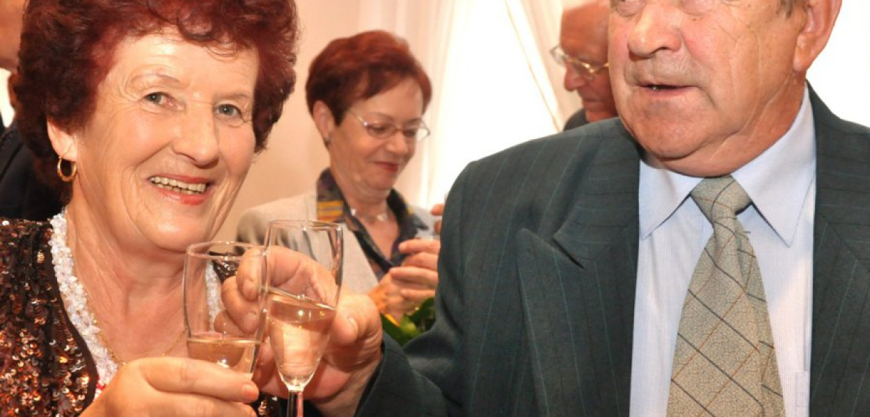 Michalina i Edward Tokarczykowie wznoszą toast za wspólnie przeżyte 50 lat