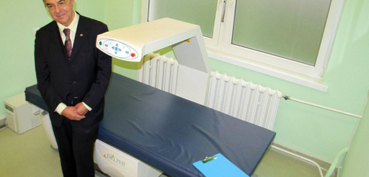 Prof. Edward Czerwiński przy aparacie densytometrycznym w chrzanowskim szpitalu
