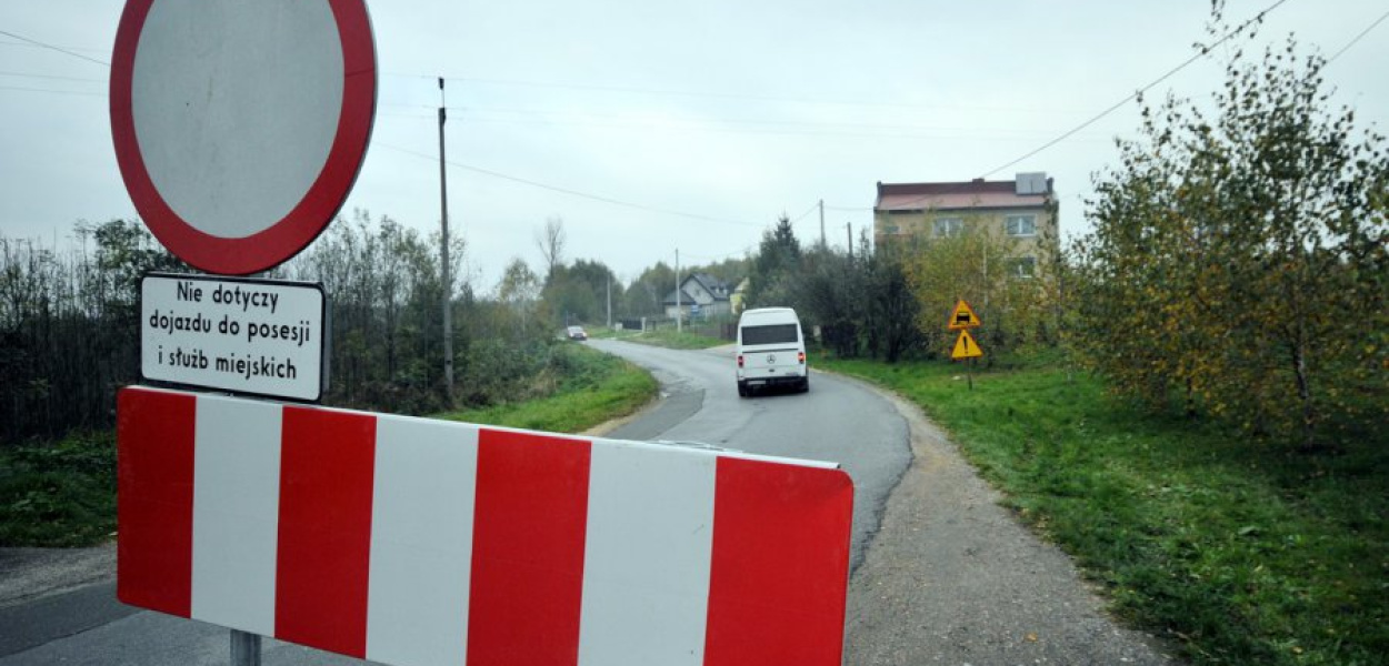 W piątek, pomimo znaków zakazu, ul. Grojecką jeździły nawet minibusy