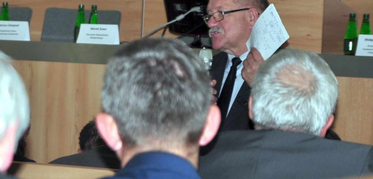 Wiceminister środowiska Janusz Ostapiuk odpowiada na pytania uczestników spotkania