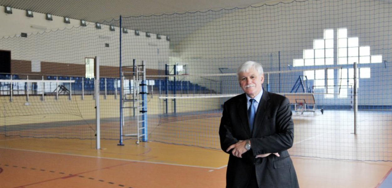 Jan Rychlik w nowo wybudowanej hali sportowej w Alwerni. Podczas jej otwarcia już nie przetnie wstęgi jako burmistrz