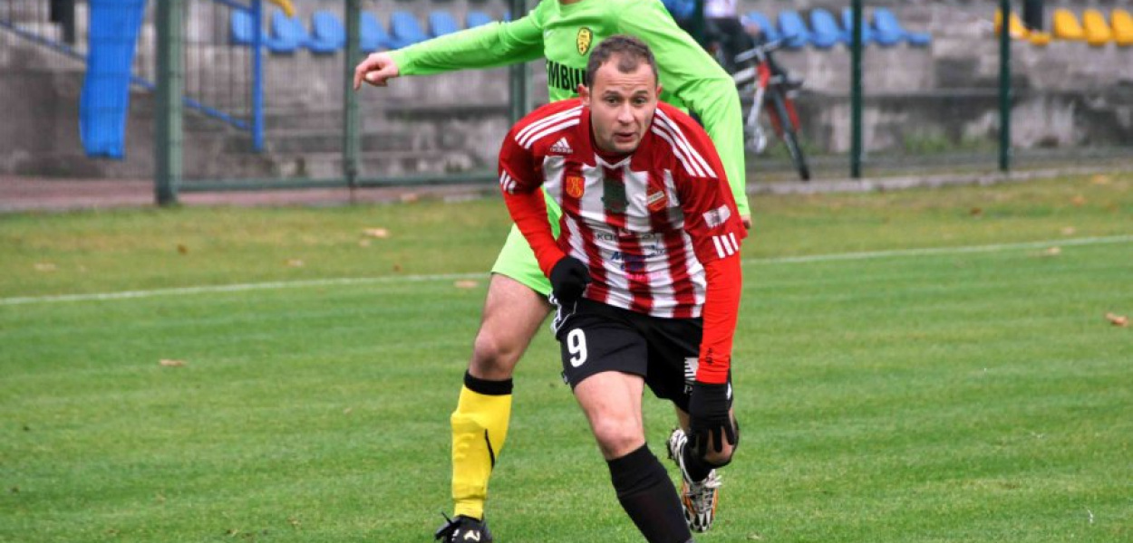 Dawid Rupa (numer 9) zdobył zwycięskiego gola dla Beskidu w meczu z trzebińskim MKS. Fot. Michał Koryczan