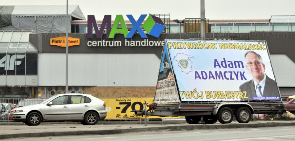 Adam Adamczyk przekroczył granicę Trzebini i zajechał pod chrzanowski MAX. Na tej przyczepie zwykle jest reklama restauracji i hotelu „Pod zegarem”