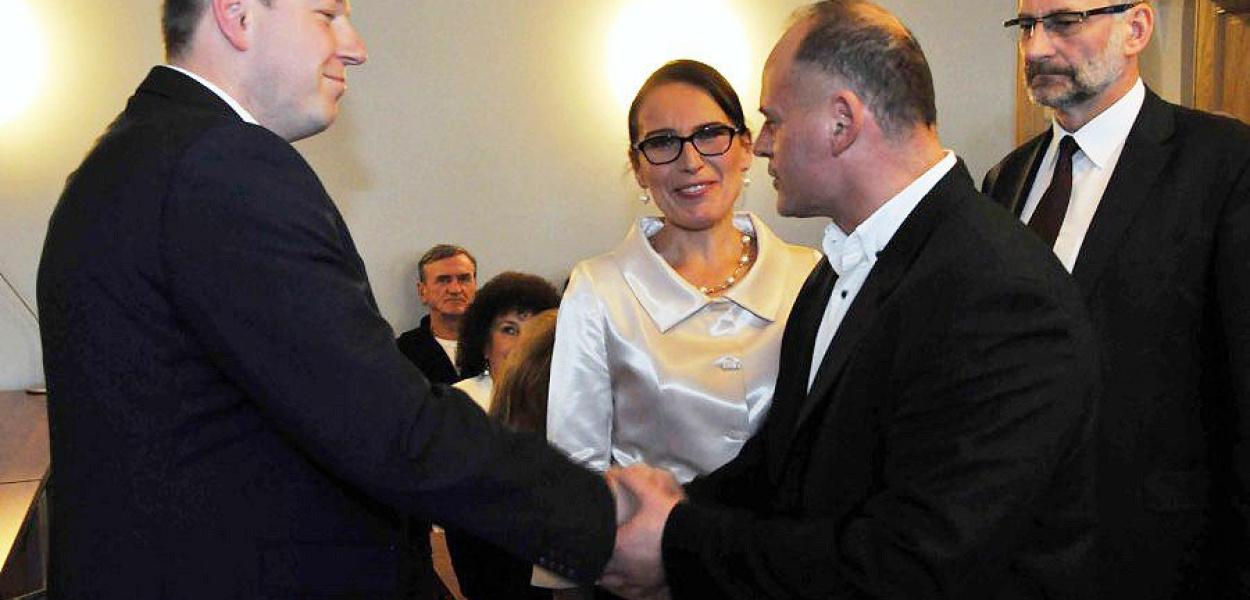 Gratulację nowemu burmistrzowi złożył m.in. Przemysław Rejdych wraz z żoną Moniką, która współpracuje z Markiem Niechwiejem jako dyrektorka Miejskiej Biblioteki Publicznej w Jaworznie