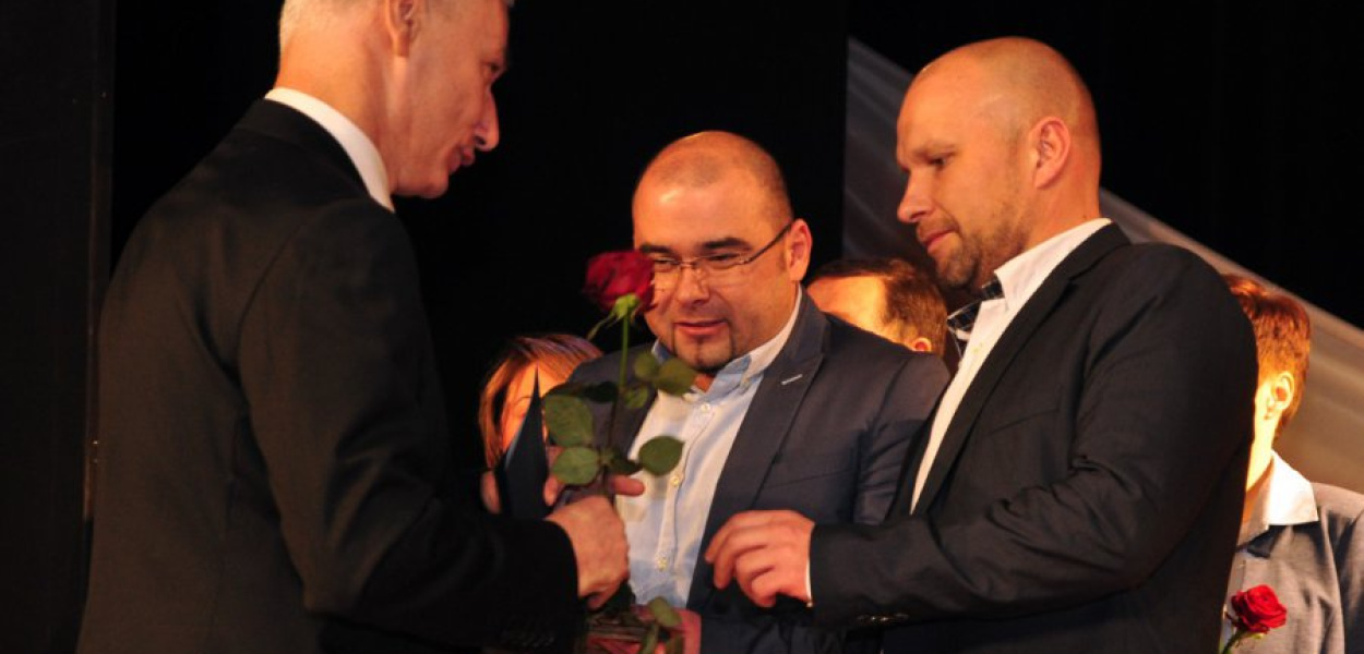 Marek Palka, przewodniczący Rady Miejskiej w Chełmku, gratuluje zdobywcom Platynowej Sakiewki 2014 Markowi i Rafałowi Poznańskim 
