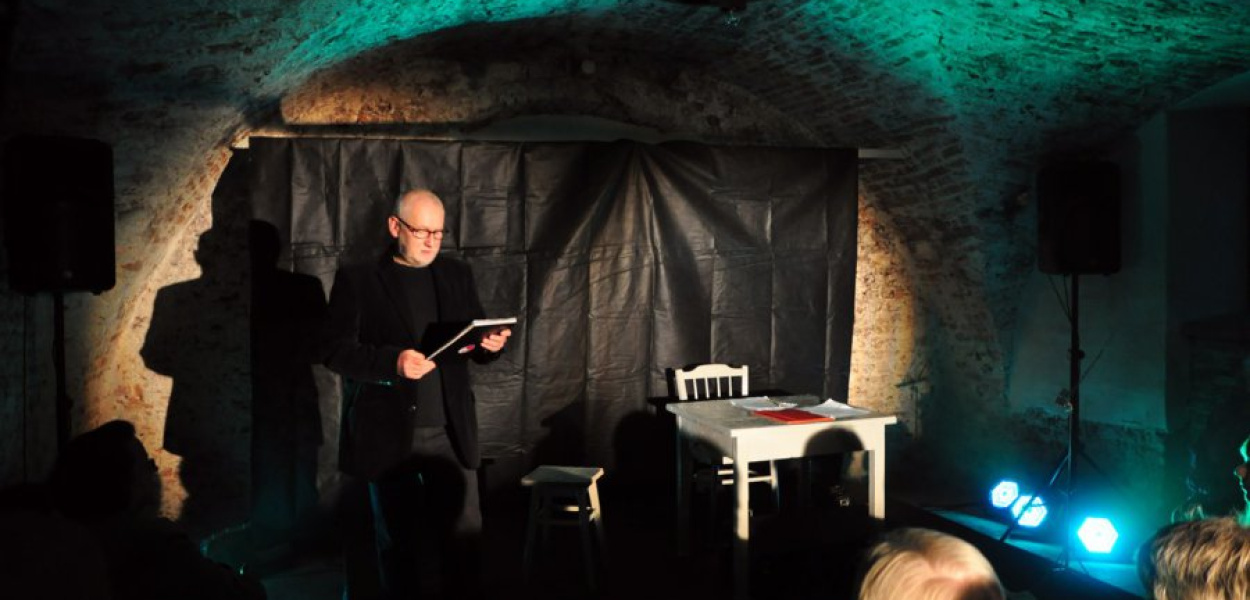Waldema Rudyk, dyrektor ośrodka kultury, na scenie przed spektaklem wystawionym w bobreckich czworakach. I na te spotkania teatralne placówka pozyskiwała pieniądze z projektu