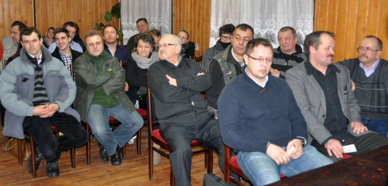 Członkowie i sympatycy Świtu Krzeszowice podczas nadzwyczajnego walnego zebrania