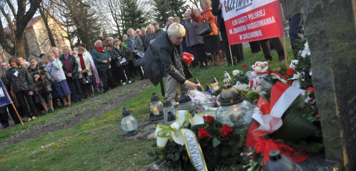 Chrzanowianie złożyli kwiaty i zapalili znicze od pomnikiem w parku miejskim