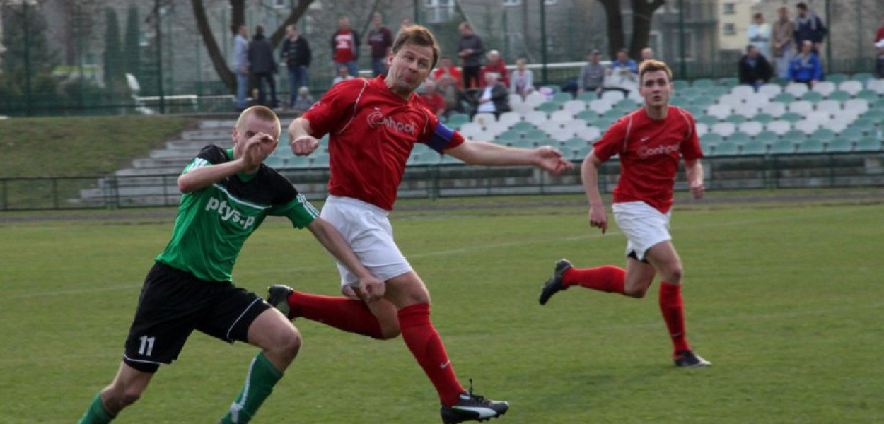 Zawodnik Chełmka Bartłomiej Mika (z lewej) walczy z kapitanem gości Dariuszem Madejskim fot. Marek Oratowski