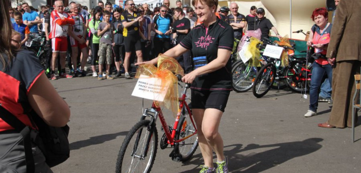 Zofia Jeżowska z Sierszy wygrała rower na mecie w Młoszowej 