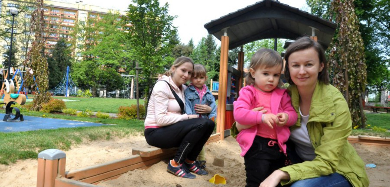 Katarzyna Stankowska z córka Madzią oraz Agnieszka Makuch z córką Alicją na placu zabaw w chrzanowskim parku