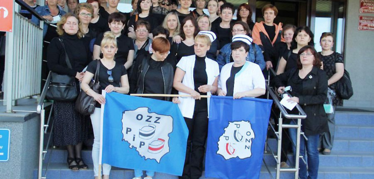 Pielęgniarki z Chrzanowa przed wyjazdem na protest. Większośc ubrała się na czarno