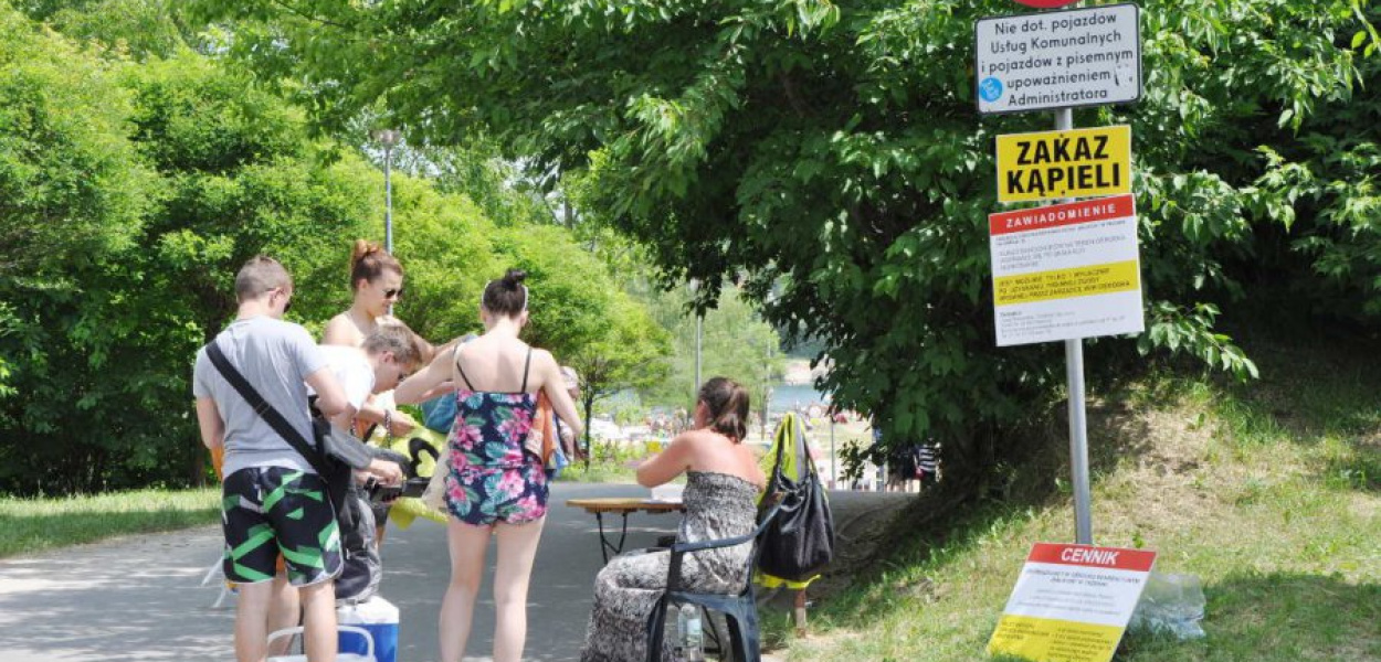 Za wejście na teren kąpieliska pobierane są opłaty